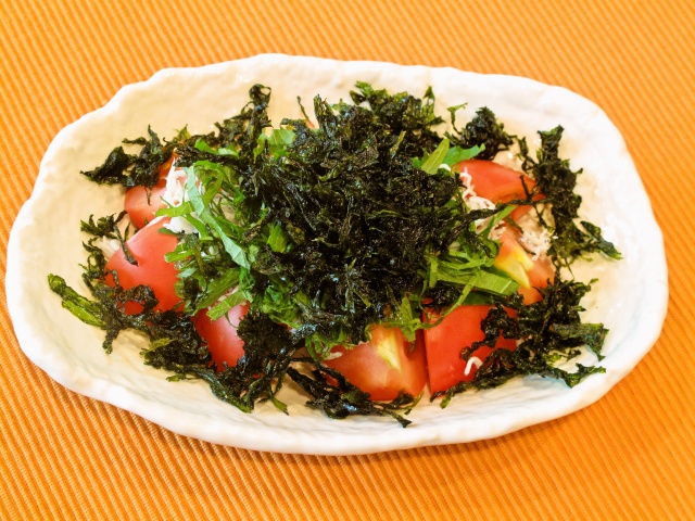 焼きバラ海苔と大葉のトマトサラダ